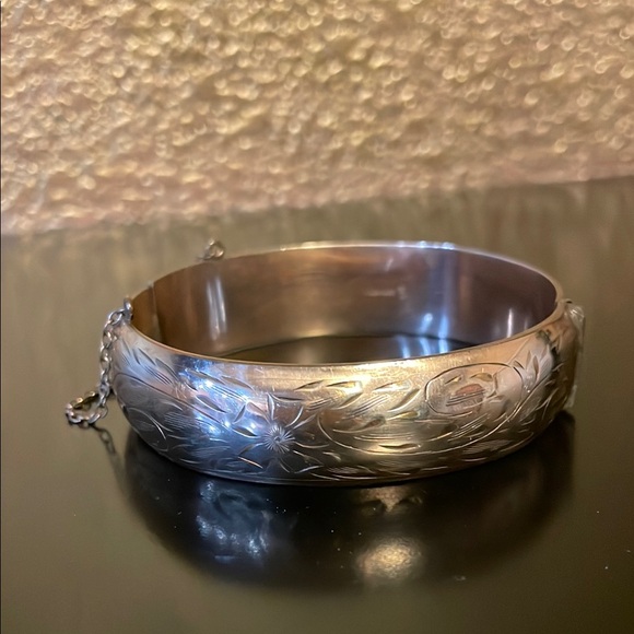 Vintage gold plated etched floral hinged bracelet - Picture 1 of 14